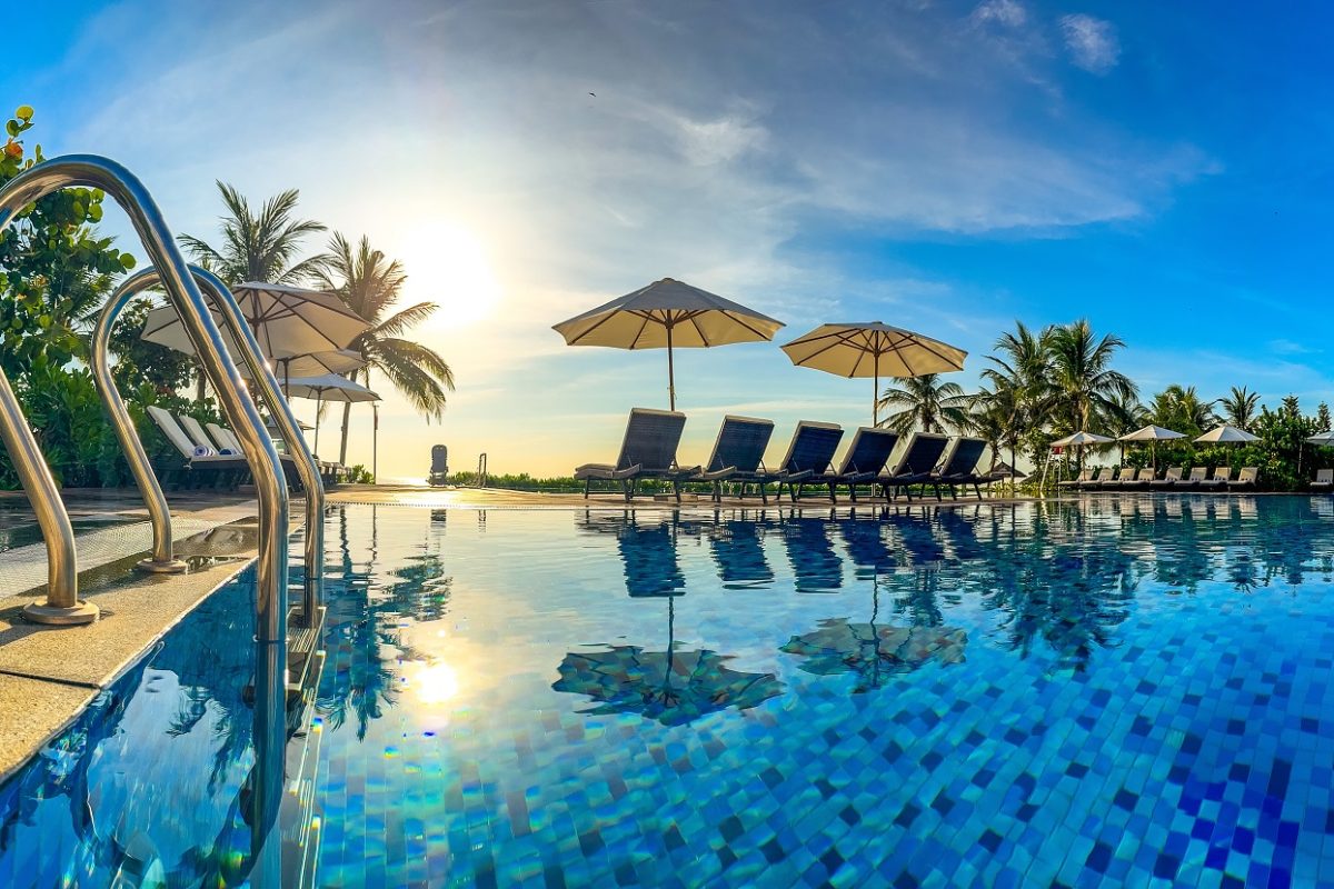 Tragikus nyaralás – megfulladt egy 11 éves kislány a medencében