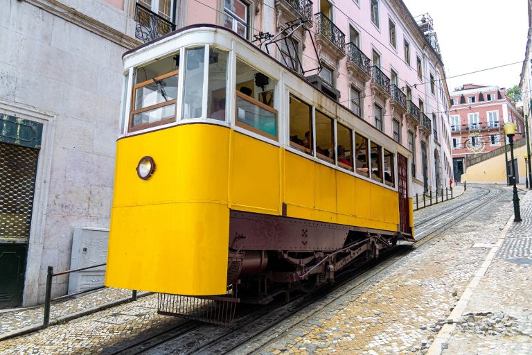 Megrázó tragédia történt Lisszabonban – kisiklott a híres Glória sikló, többen meghaltak