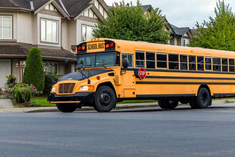 Iskolabuszból álomotthon – 3 év munkával valósította meg bérleti díj nélküli életét