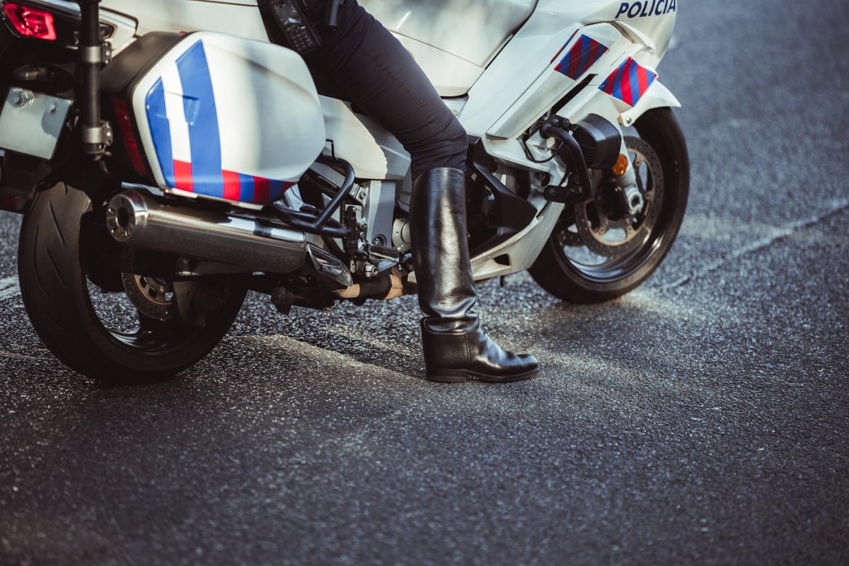 Hatalmas kerékpárbalesetet okozott egy figyelmetlen motoros rendőr