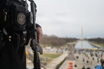 Sokkoló támadás fényes nappal – kiszálltak a luxus Mercedesből, majd rögtön tüzelni kezdtek a házra (videó)