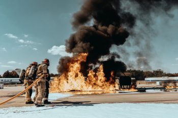 Tragédia a levegőben – két repülőgép ütközött össze leszállás közben (videó)