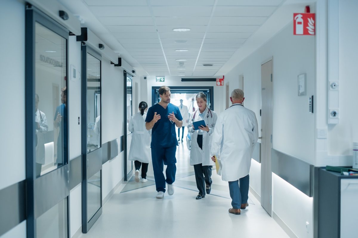 Jelentős készültség a szülőszobában – négyes ikreket szült egy nagyon boldog édesanya