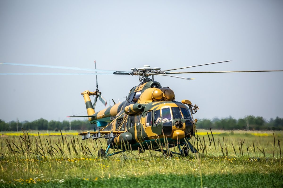 Videón a nepáli miniszterek megdöbbentő katonai helikopteres menekítése a dühős tömeg elől