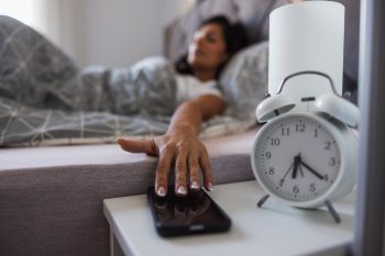 A szundi gomb ára – nővér figyelmeztet a többszöri ébresztés veszélyeire”