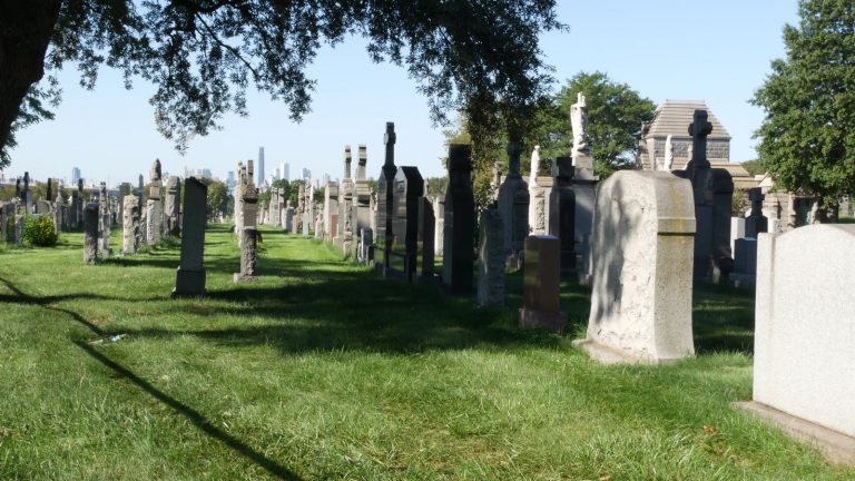 Paranormális jelenség nappal – temető mellett tűnt el az alak