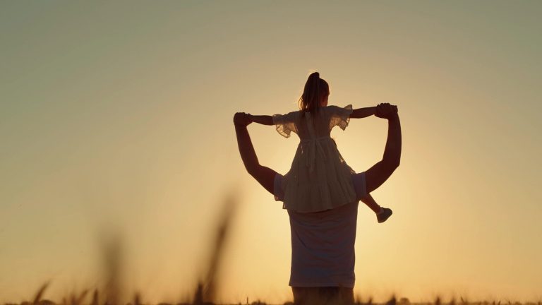 Saját máját adta súlyosan beteg kislányának egy hős apa, két héttel később már munkába ment