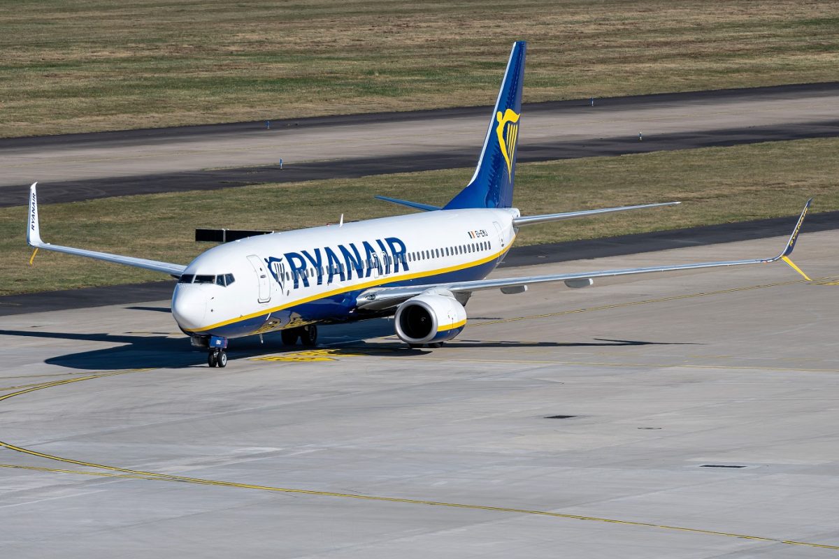 Verekedés és kényszerleszállás egy Ryanair-járaton – ittas utas próbálta kinyitni a vészkijáratot