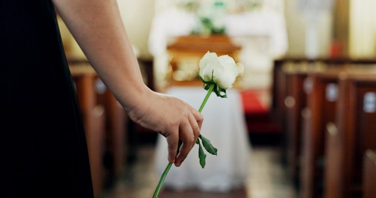 Két év küzdelem után hunyt el a 7 éves kisfiú – egy hasi fájdalommal kezdődött minden