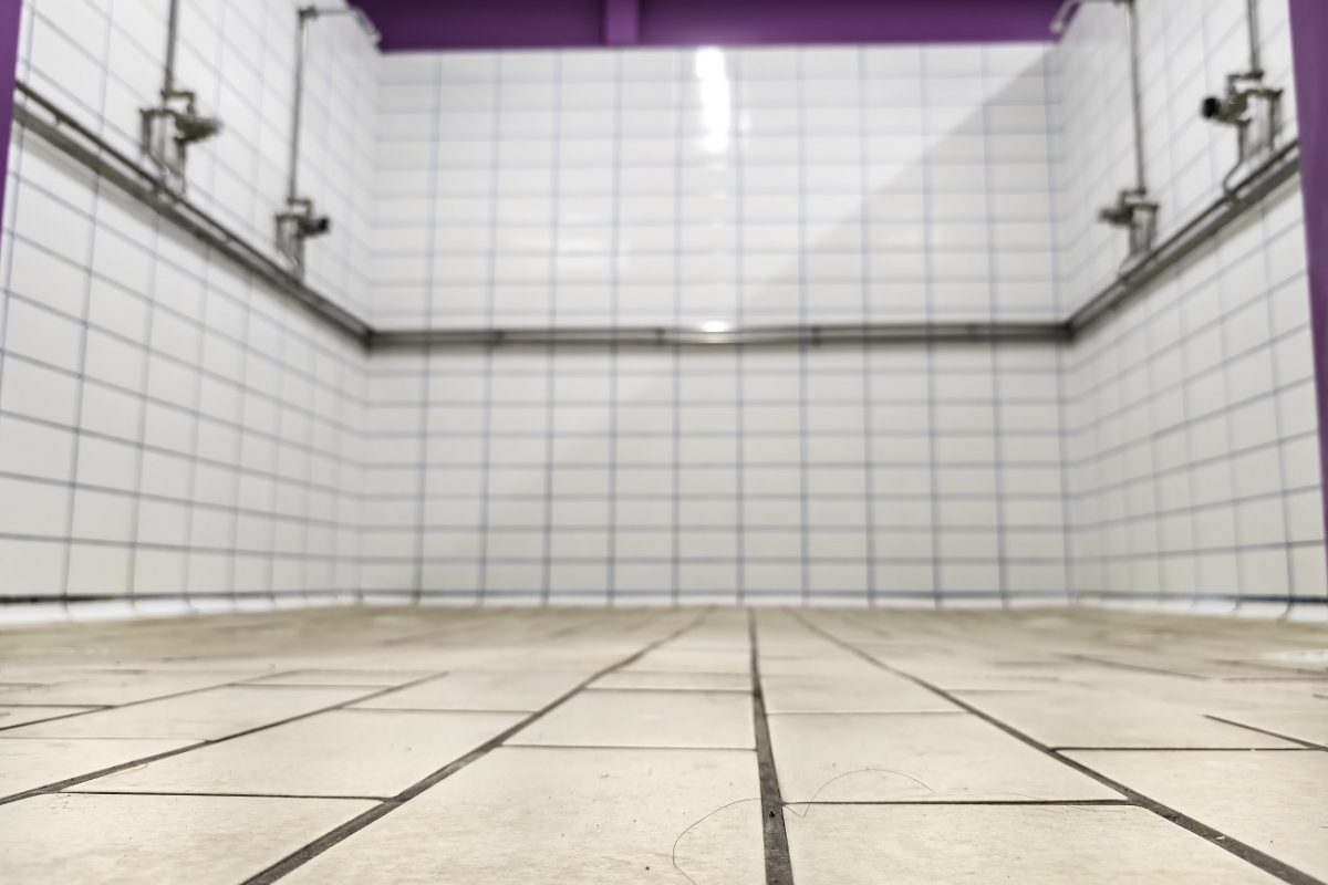 Csoda a futballpályán – mosdóban szült egy 29 éves nő, nem is tudta, hogy terhes