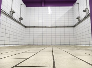 Csoda a futballpályán – mosdóban szült egy 29 éves nő, nem is tudta, hogy terhes