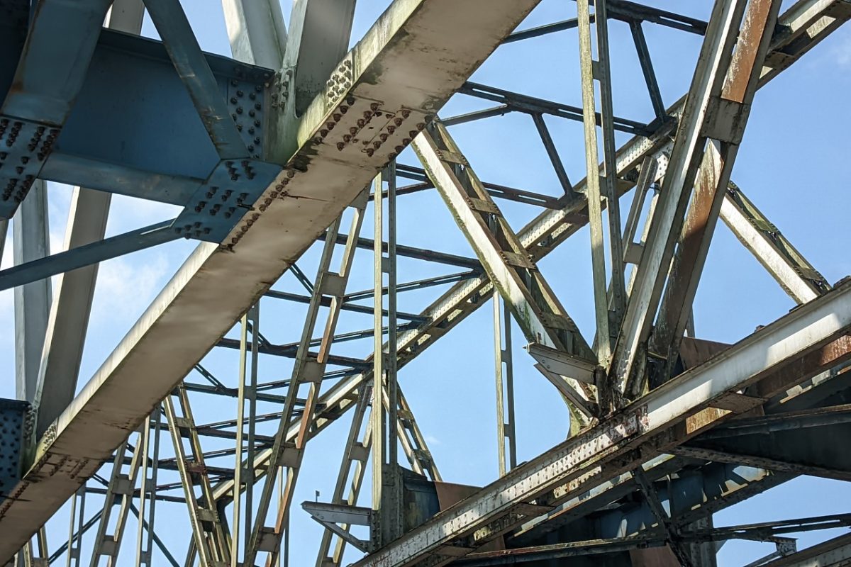 Drámai pillanatok Budapesten – vasúti felüljáróról akarta vonat elé magát vetni egy nő