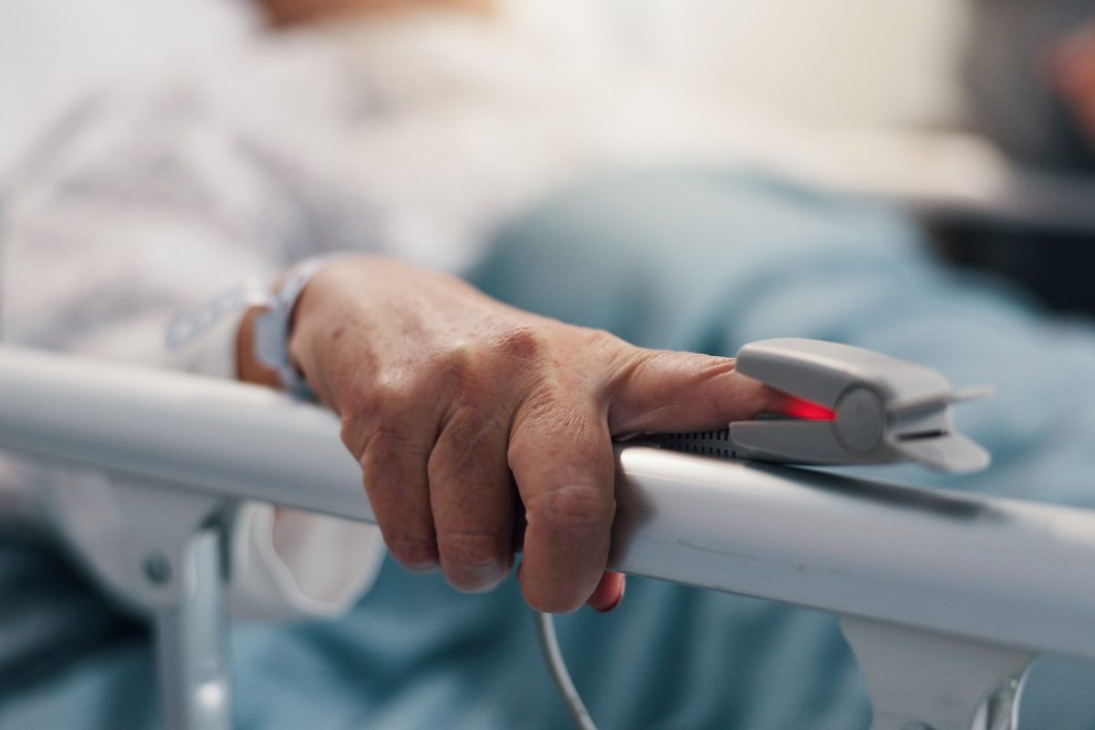 Húsfaló baktérium támadta meg egy anya szervezetét fürdőzés közben, leálltak a szervei