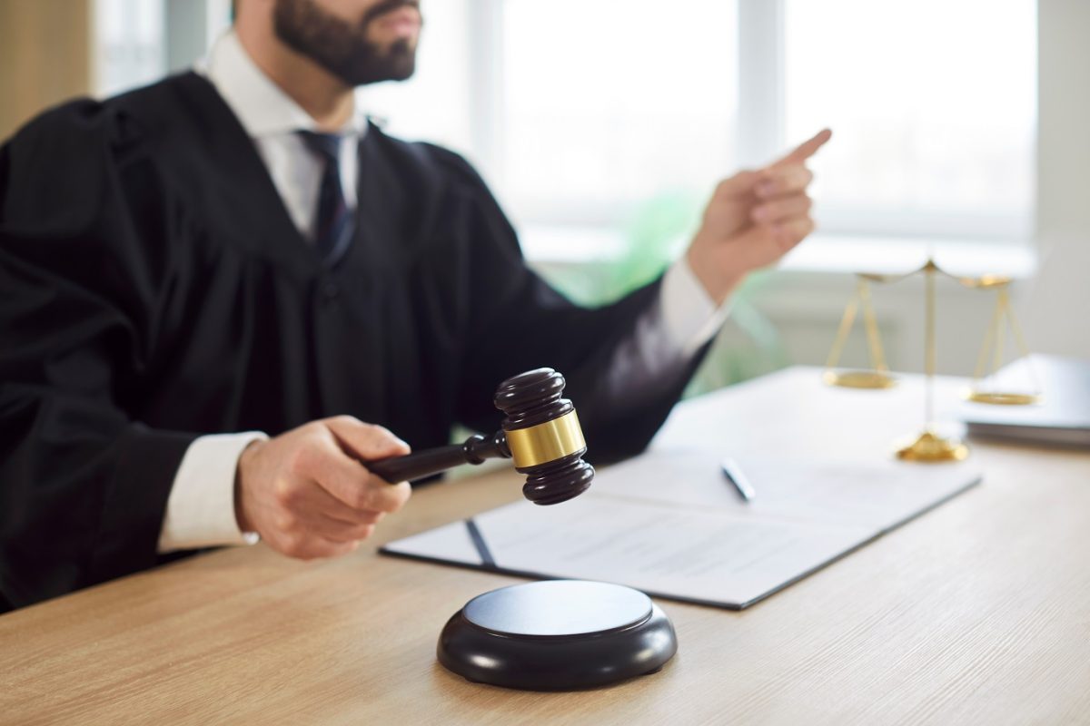 Káosz és erőszak a tárgyalóteremben – bilincsben támadtak a bíróra