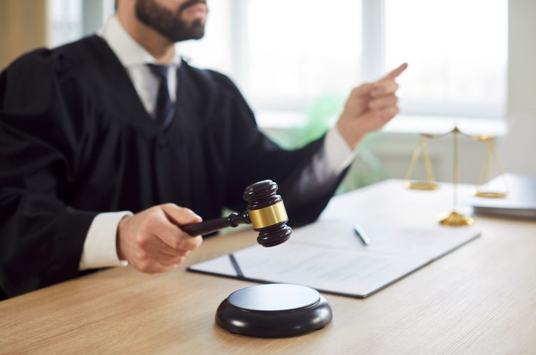 Káosz és erőszak a tárgyalóteremben – bilincsben támadtak a bíróra