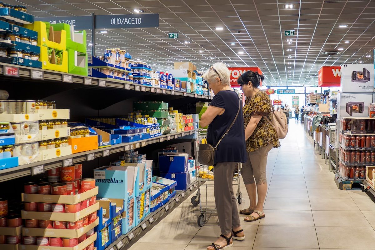 Extra kedvezményt biztosít egy boltlánc a nyugdíjasoknak