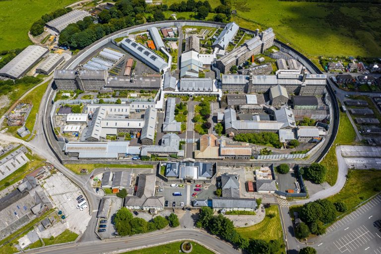 Rabbal folytatott viszonyt egy fiatal női börtönalkalmazott, aki anya és terhes