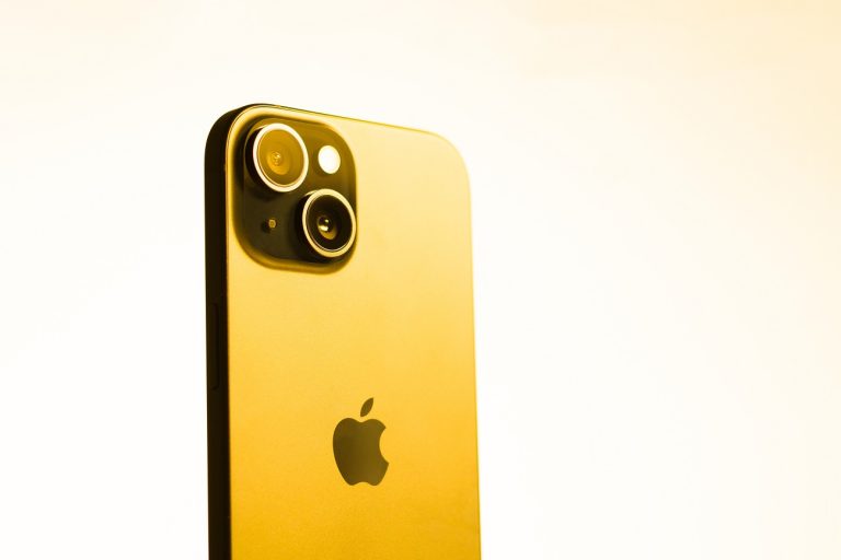 Áttetsző hátlapot kaphat az iPhone 18 Pro