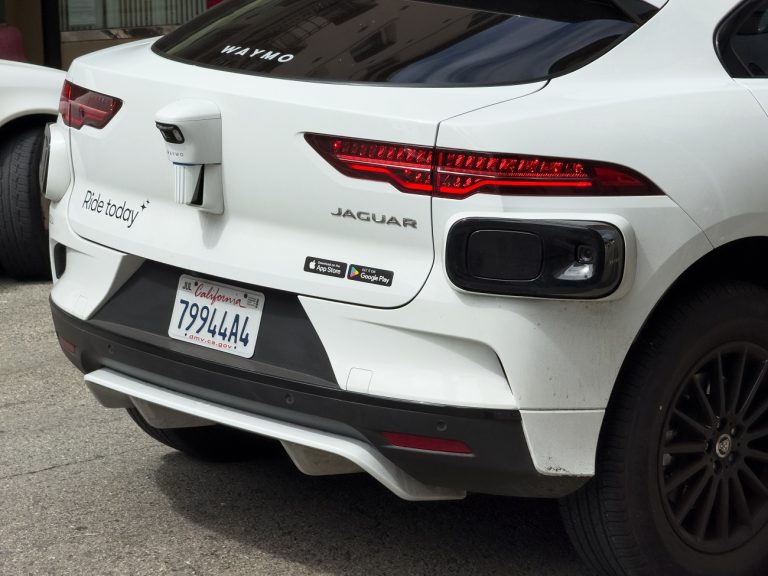 Rendőrök állítottak meg egy sofőr nélküli taxit egy szabálytalan manőver miatt