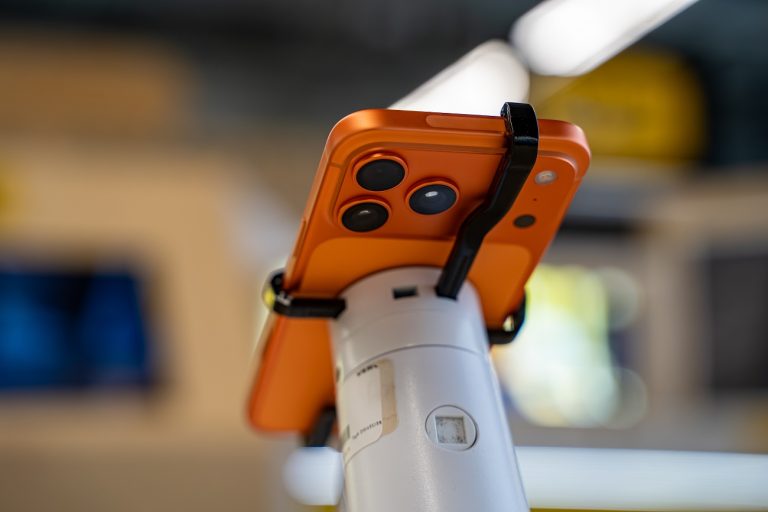 Botrány tört ki az új iPhone körül a karcolódások miatt