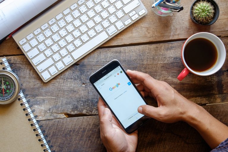 Zseniális androidos újítással áll elő a Google – itt a görgetés közbeni valós idejű fordítás