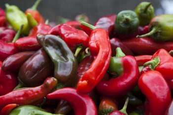 Így marad a paprika hetekig friss és ropogós – egy egyszerű konyhai trükk