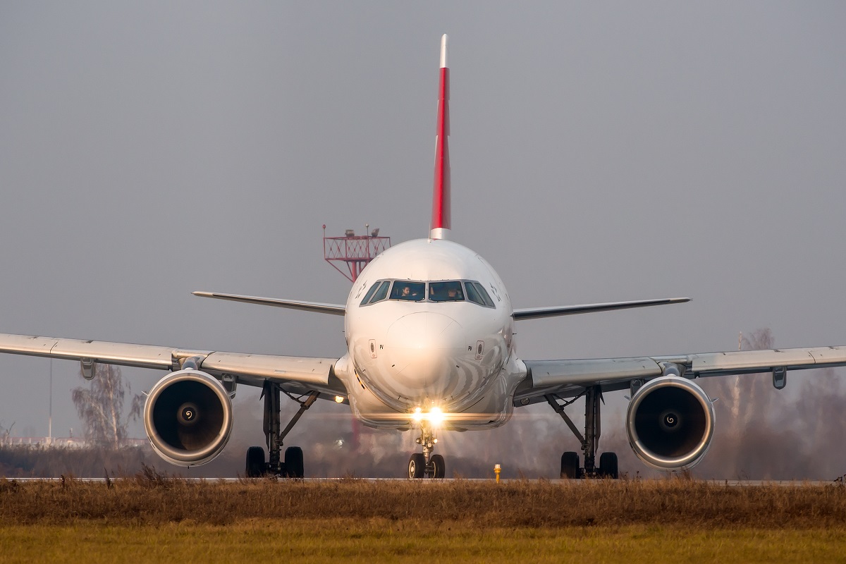 Riasztó jelenet a repülőtérről – lángolni kezdett az egyik hajtómű felszállás közben