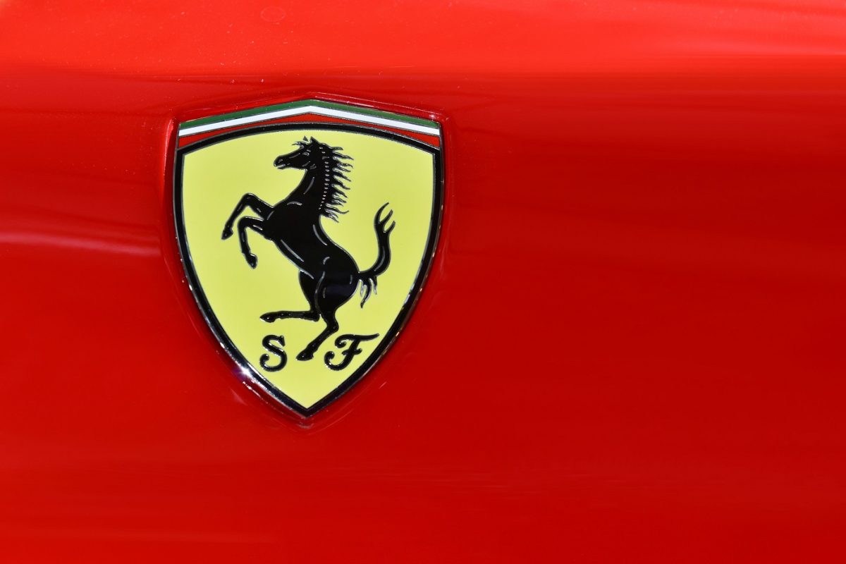 Ferrari-festésű formulaautóval száguldott az autópályán, most elfogták a rendőrök