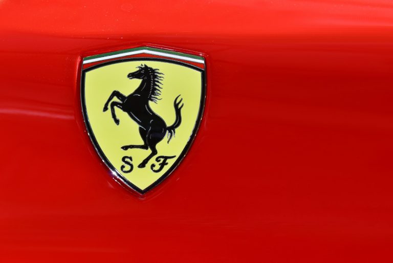 Ferrari-festésű formulaautóval száguldott az autópályán, most elfogták a rendőrök