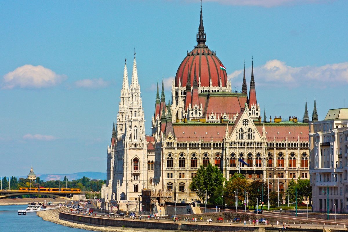 Robbantásos fenyegetést kapott a Parlament, azonnal megindultak az egységek