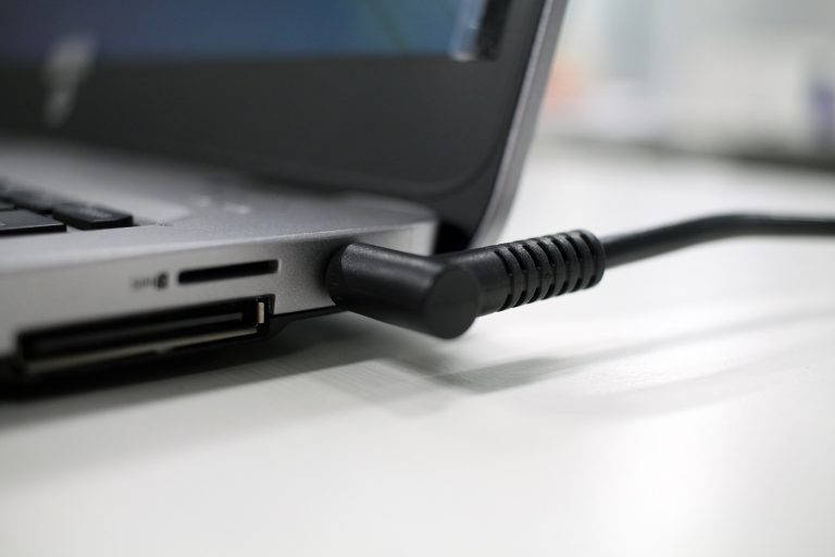 Akkumulátor-gyilkos szokás – miért ne hagyd mindig töltőn a laptopodat