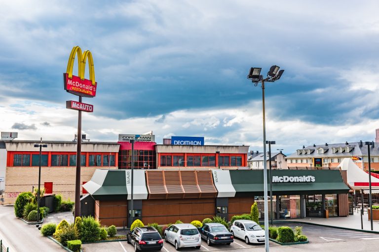 Egy anya a McDonald’s parkolójában hozta világra gyermekét