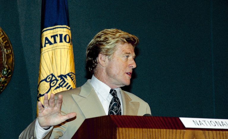 Óriási tömegek kezdték el nézni Robert Redford klasszikus filmjeit a legenda halála után