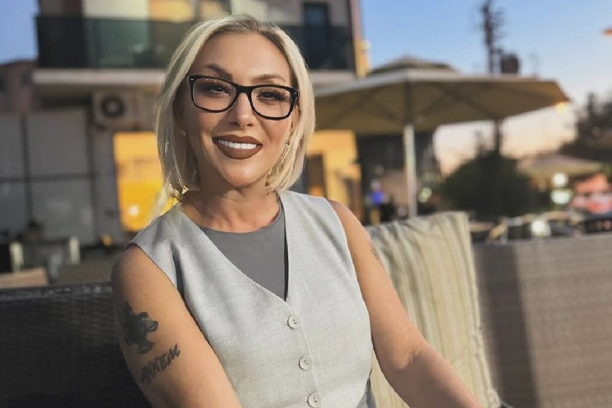 Meghalt az ismert énekesnő – kizuhant a hatodik emeletről