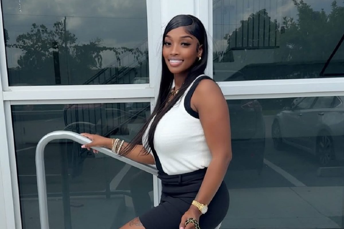 Egyre nagyobb a felháborodás a túl csinosan és kihívóan öltözködő tanárnő miatt