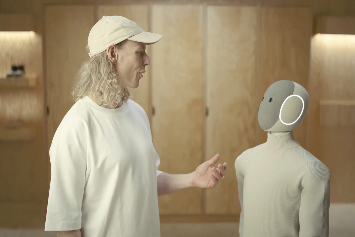 6,7 millió forintért humanoid robot segíthet a házimunkában (videó)