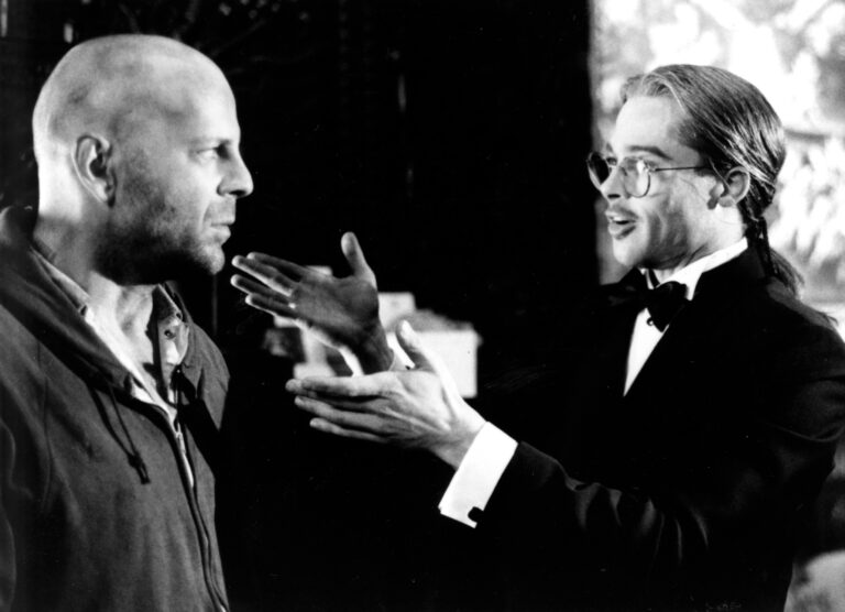 Brad Pitt őrült zsenije és Bruce Willis időutazása – a sci-fi, amit nem lehet kihagyni