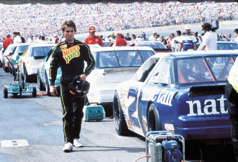 Az autóversenyzős filmek egyik  legjobbja, amin generációk nőttek fel