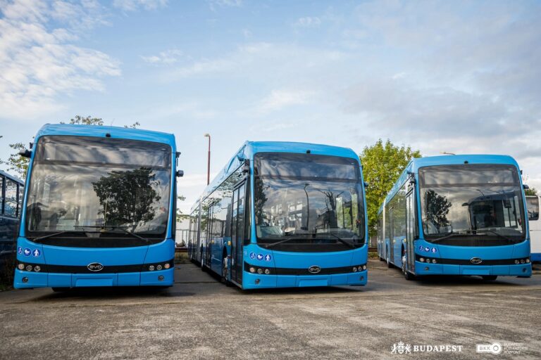 Csuklós elektromos buszokkal bővült Budapest közlekedése – még jól is néznek ki