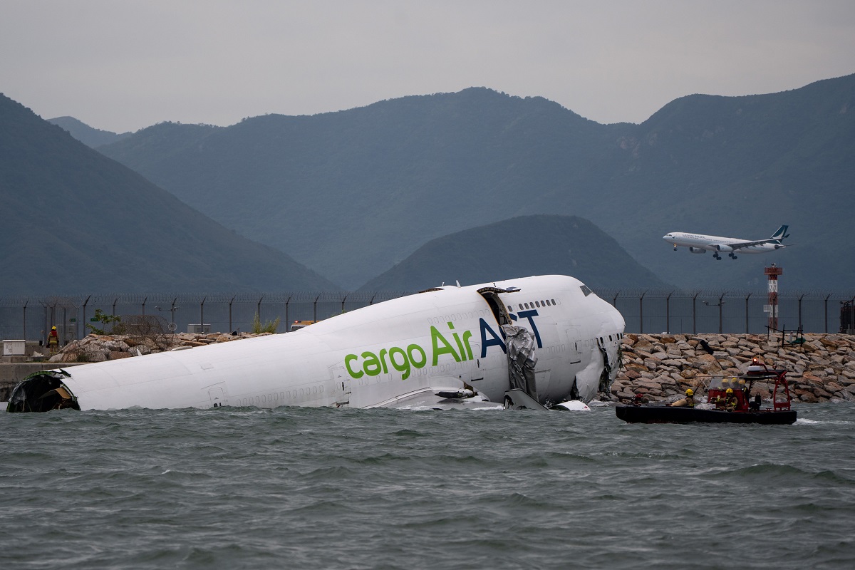 Videón a hétfő hajnalban tengerbe csúszott és kettészakadt hatalmas teherszállító repülőgép