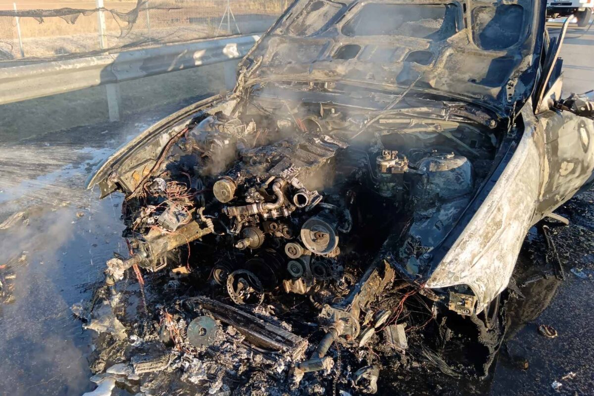 Menet közben kapott lángra egy BMW az M4-esen, végül teljesen kiégett (fotók)