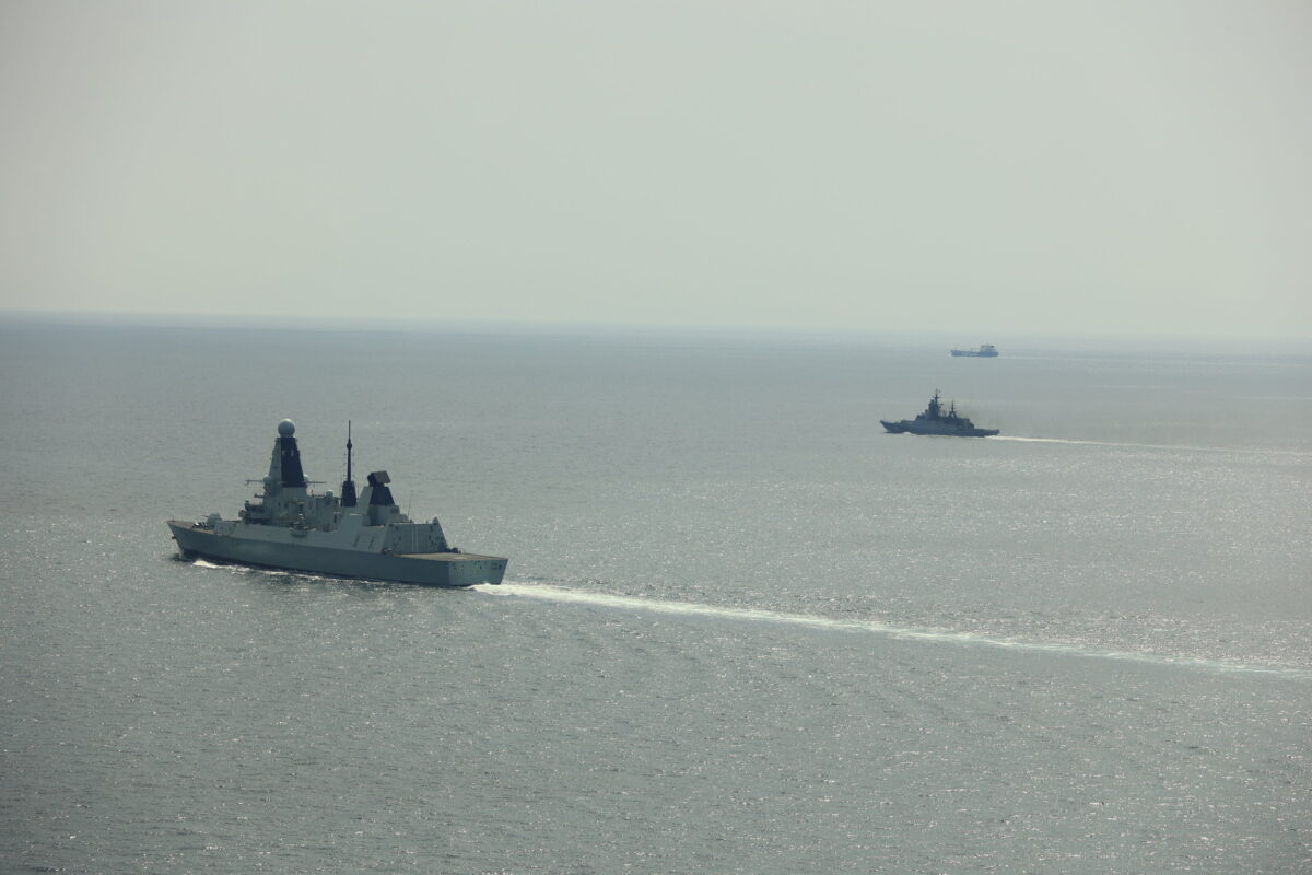 Aggasztó fejlemények – egy brit hadihajó árnyékként követett egy idegen rombolót