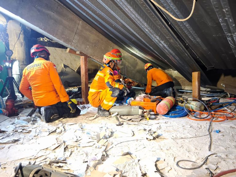 Drámai a helyzet – két nap telt el, de 91 diák még mindig a romok alatt van