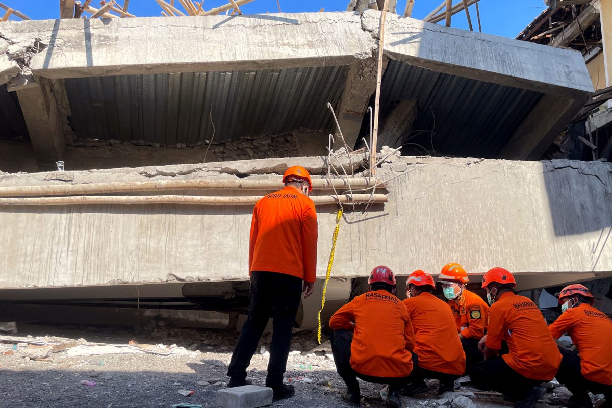 Bekövetkezhetett a legrosszabb – a mentők már nem találnak életjelet a beomlott iskolában
