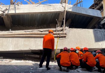 Bekövetkezhetett a legrosszabb – a mentők már nem találnak életjelet a beomlott iskolában