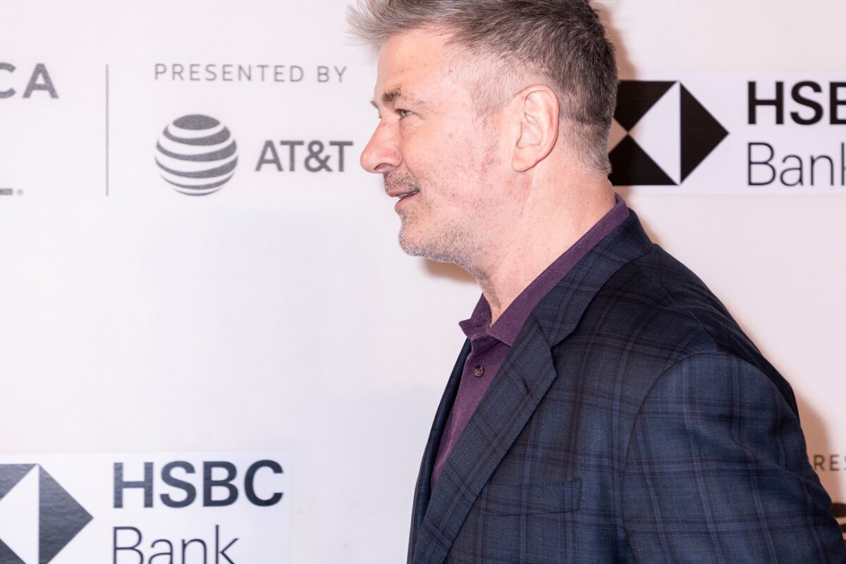 Frontálisan fának csapódott a luxusautójával az ismert sztárszínész – testvére is mellette ült