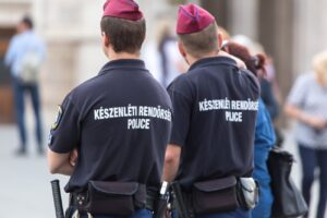 Betározott fegyverrel hadonászott egy férfi Budapest egyik legnagyobb bevásárlóközpontjában