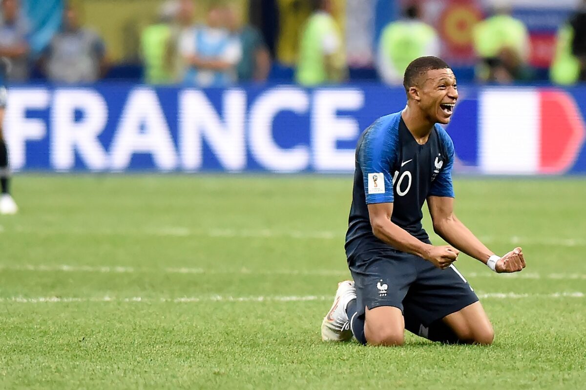 Mbappé a sérülése ellenére csatlakozik a francia válogatotthoz