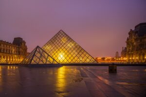 4 perc alatt tűntek el a francia koronázási ékszerek a Louvre-ból