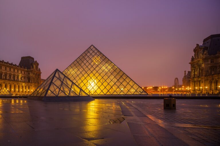 4 perc alatt tűntek el a francia koronázási ékszerek a Louvre-ból